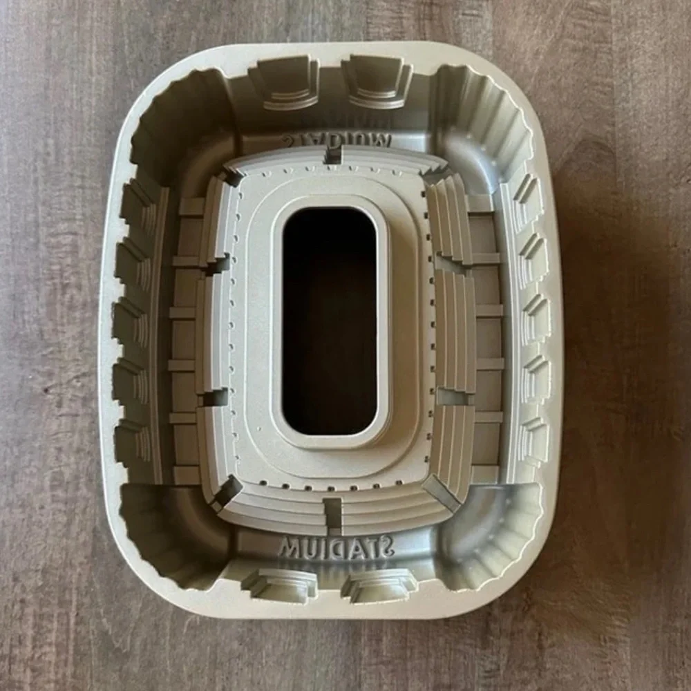 Unused Williams Sonoma Nordic Ware Stadium Bundt Cake Pan - Gold - 9 cup